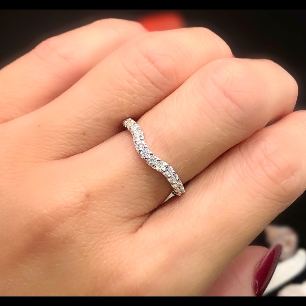 Half curved band with 2mm moissanite